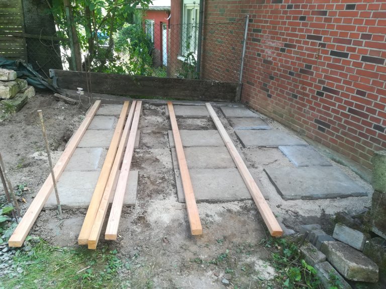 Fundamente aus Mineralschotter und alten Platten